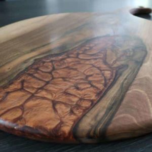 planche de présentation à fromages en noyer résine époxy cuivre ronde